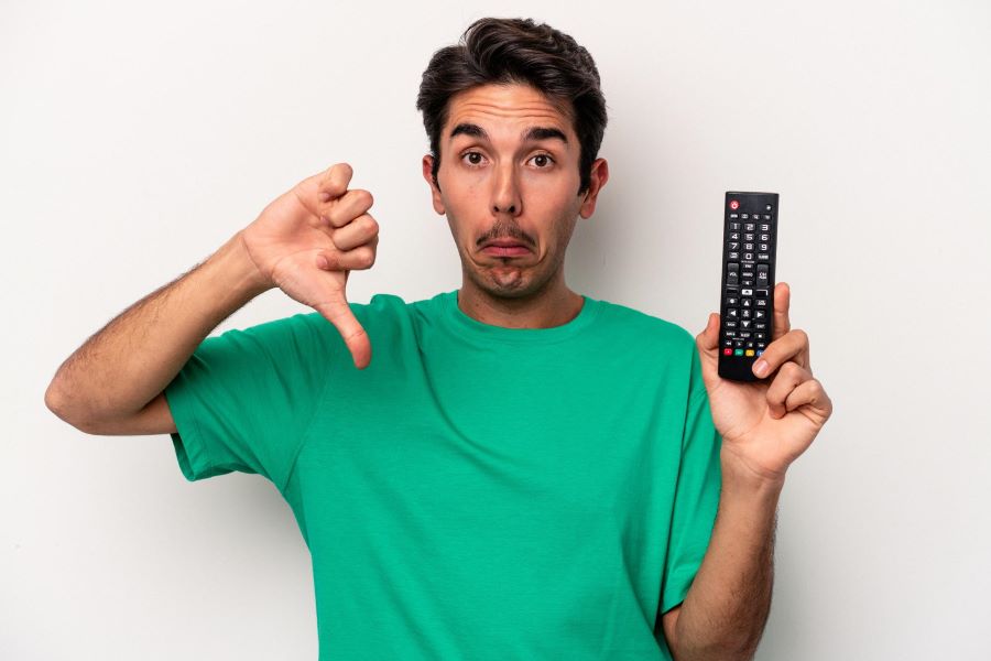 علت روشن شدن خودبه‌خود تلویزیون